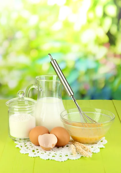 Ingredienser för degen på träbord på naturliga bakgrund — Stockfoto
