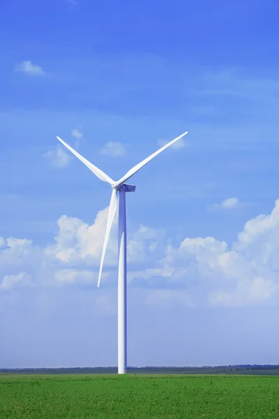 Windmolen in veld op blauwe hemelachtergrond — Stockfoto