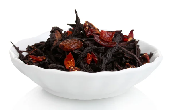 Teeblätter schwarzer Trockenfrüchte im Teller isoliert auf weißem — Stockfoto