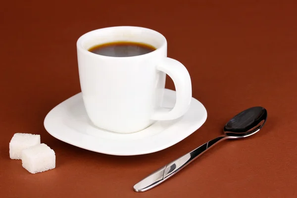 En kopp starkt kaffe på brun bakgrund — Stockfoto