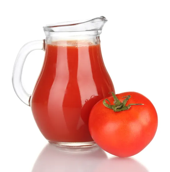 Jarra llena de jugo de tomate, aislado en blanco —  Fotos de Stock