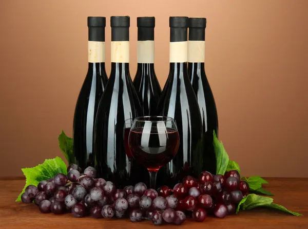 Kahverengi zemin üzerinde şarap şişeleri — Stok fotoğraf