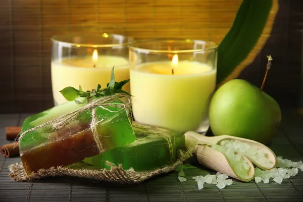 Jabón y velas hechas a mano sobre fondo de bambú —  Fotos de Stock
