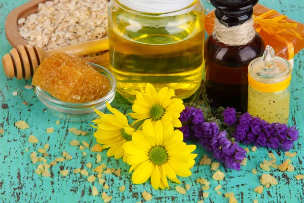 Fragrant honey spa with oils and honey on wooden table close-up — Stock Photo, Image