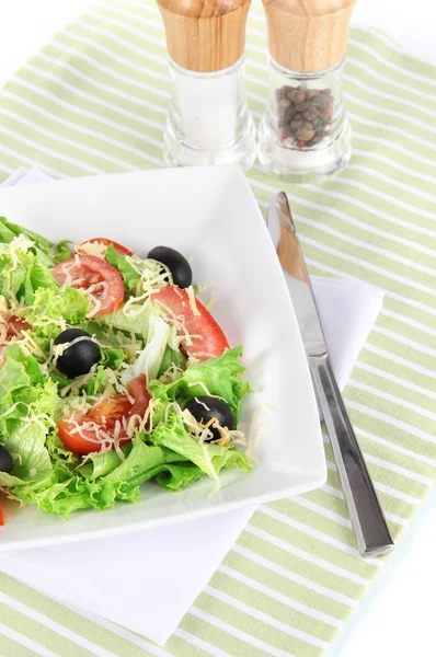 Salade légère sur assiette sur serviette — Photo