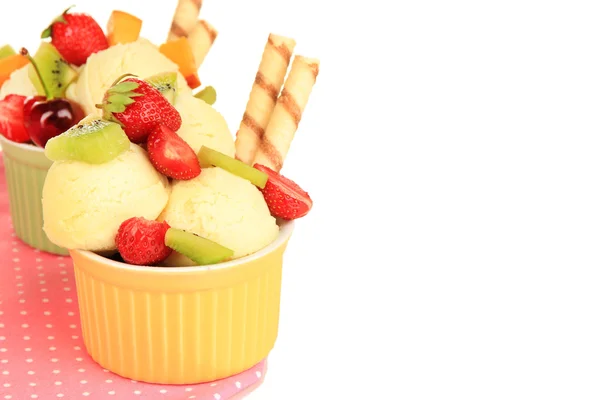 Νόστιμο παγωτό με τα φρούτα και τα μούρα σε μπολ που απομονώνονται σε λευκό — Φωτογραφία Αρχείου