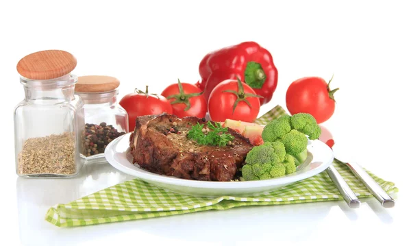 Stekt köttbit på plattan isolerad på vit — Stockfoto