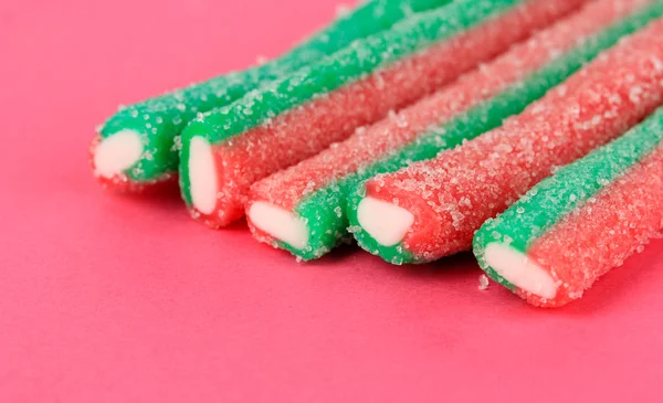 Dulces caramelos de jalea sobre fondo rosa — Foto de Stock