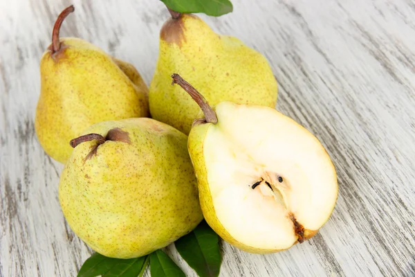 Pears on wooden background — Stock Photo, Image