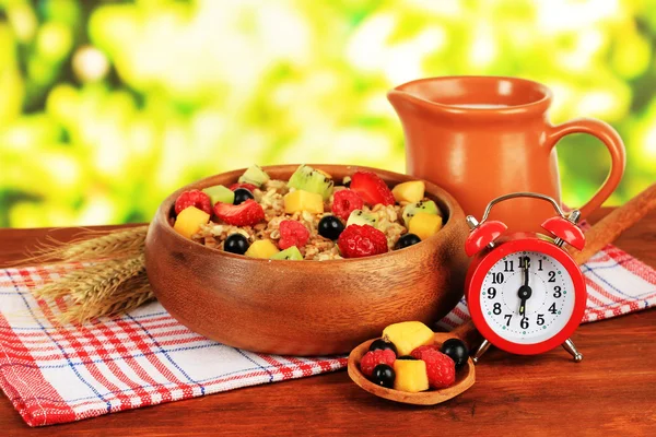 Farinha de aveia com frutas na mesa em fundo brilhante — Fotografia de Stock