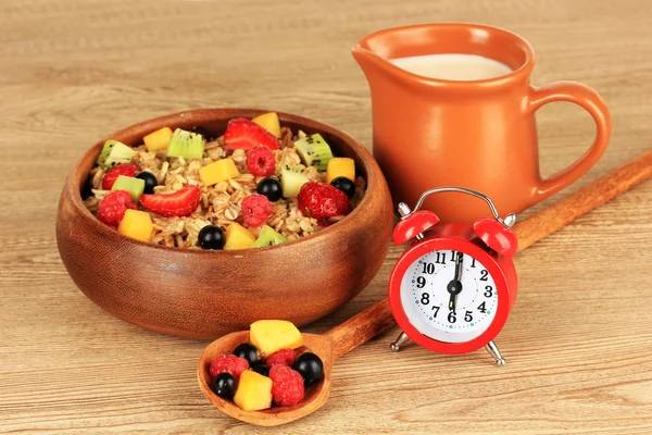 Harina de avena con frutas en primer plano de la mesa — Foto de Stock