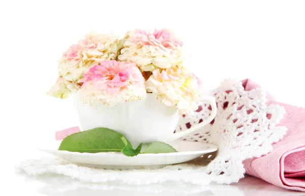 Rose in tazza su tovaglioli isolati su bianco — Foto Stock