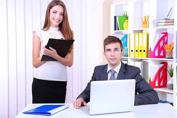 Compañeros de negocios trabajando juntos en la oficina — Foto de Stock