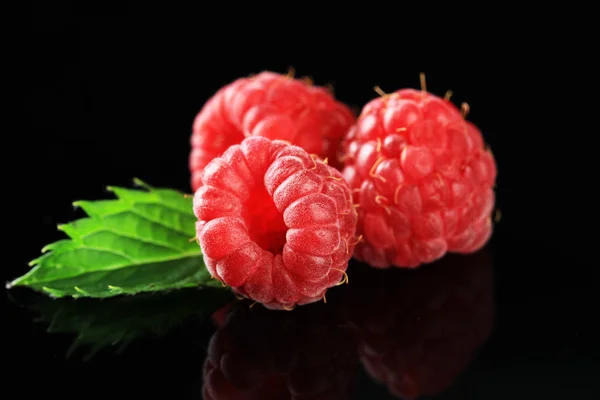 Framboises douces mûres sur fond sombre — Photo