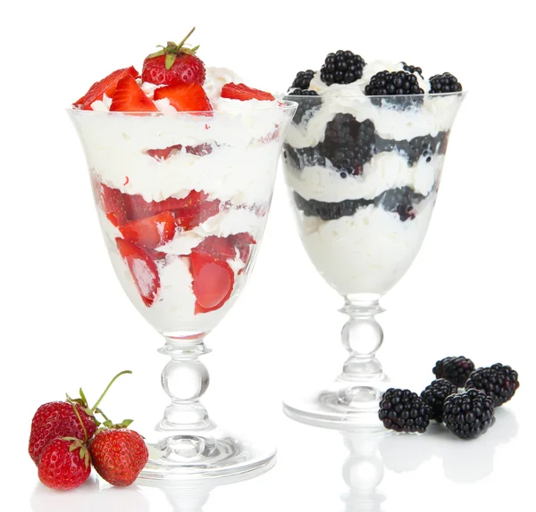 天然酸奶配上白色隔离的新鲜浆果 — 图库照片