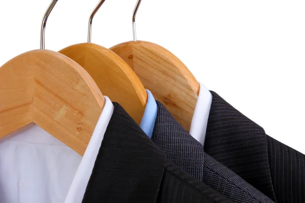 Pakken met shirts op hangers op lichte achtergrond — Stockfoto