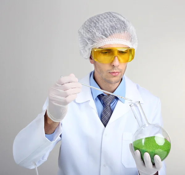 Joven científico de laboratorio trabajando en laboratorio — Foto de Stock