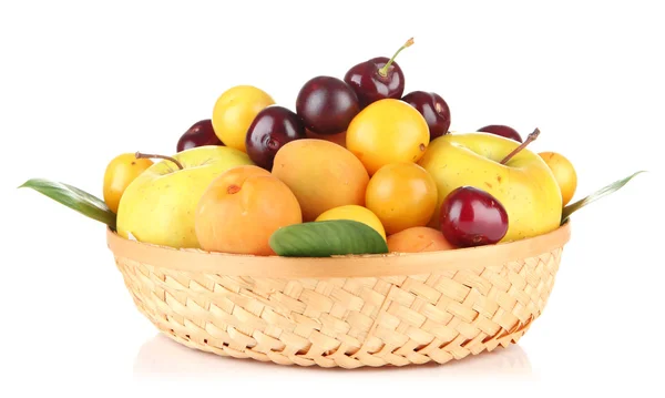 Frutas de verão brilhantes em cesta isolada em branco — Fotografia de Stock