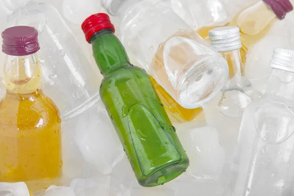 Minibar botellas con cubitos de hielo, primer plano — Foto de Stock