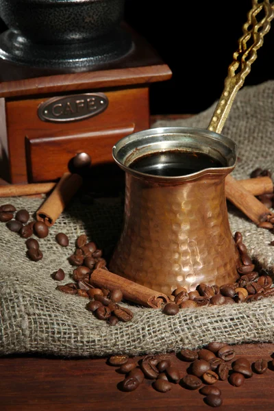 Macchina per il caffè su sfondo scuro — Foto Stock