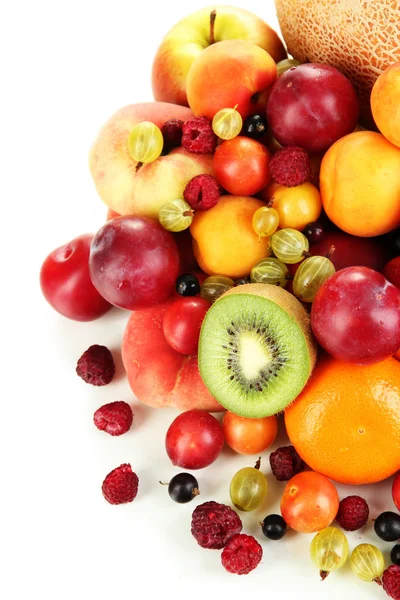 Sortimento de frutas suculentas, isoladas em branco — Fotografia de Stock