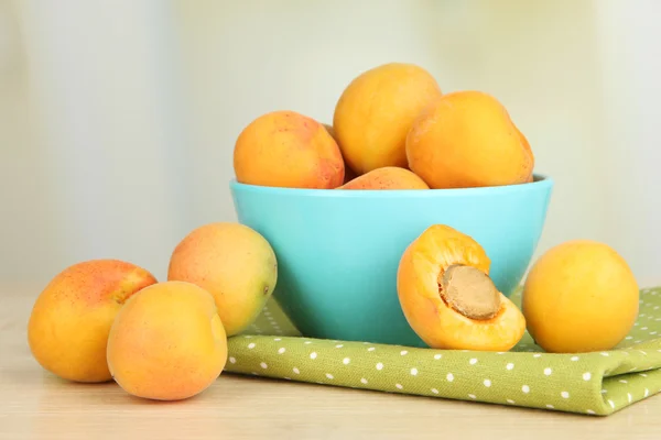 Fresh natural apricot in bowl on table in kitchen — Stock Photo, Image