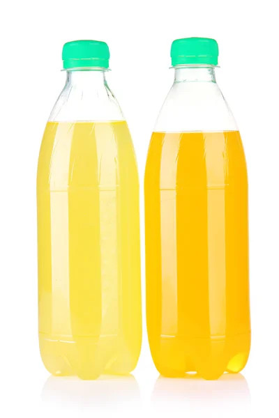 Garrafas com bebidas saborosas, isoladas em branco — Fotografia de Stock