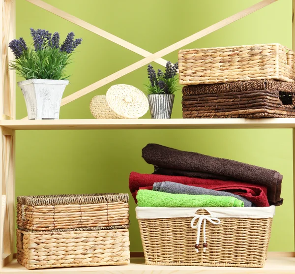 Mooie witte planken met verschillende huis verwante objecten, op een muur achtergrond kleur — Stockfoto