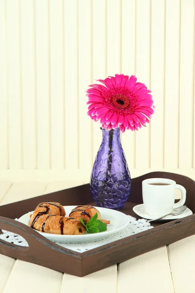 Vassoio in legno con colazione, su tavolo in legno, su fondo in legno chiaro — Foto Stock