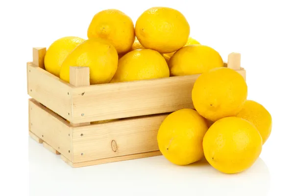 Zralých citronů v dřevěné krabici, izolované na bílém — Stock fotografie