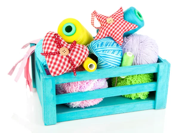 Caja de madera azul con rosca y accesorios de costura aislados en blanco — Foto de Stock