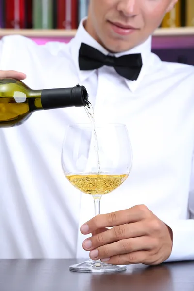 Cantinero está vertiendo vino blanco en el vaso —  Fotos de Stock