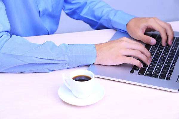 Бизнесмен с ноутбуком в офисе крупным планом — стоковое фото