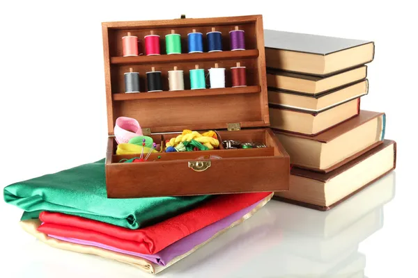 Kit de costura em caixa de madeira com livros e pano isolado em branco — Fotografia de Stock