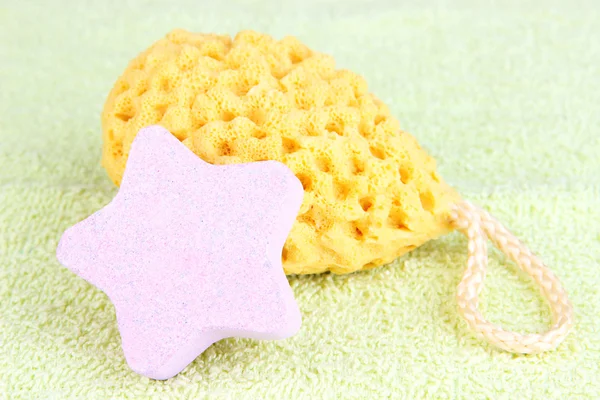 Zeezout en spons om in te zwemmen, op een handdoek achtergrond kleur — Stockfoto