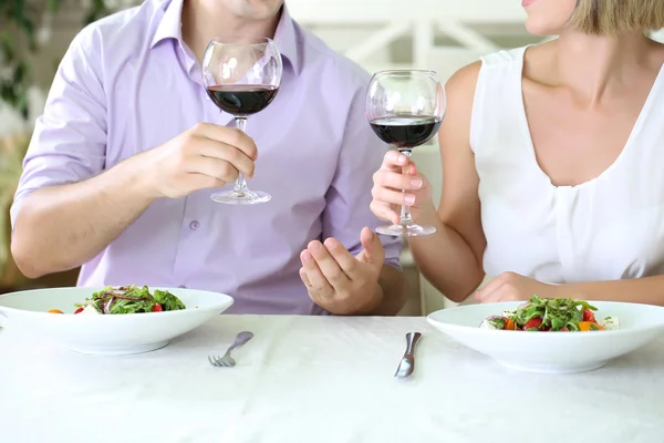 Hermosa pareja teniendo una cena romántica en el restaurante —  Fotos de Stock