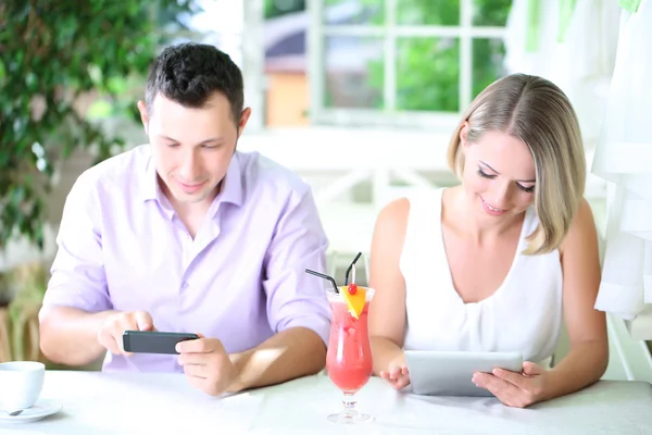 Jeune couple prenant avec tablette au restaurant — Photo