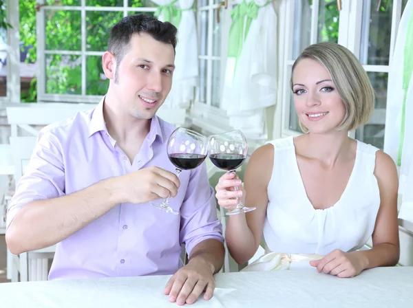 Hermosa pareja teniendo una cena romántica en el restaurante —  Fotos de Stock