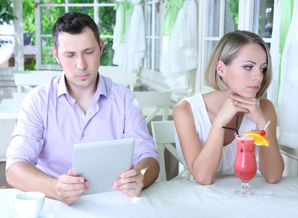 Jeune couple prenant avec tablette au restaurant — Photo