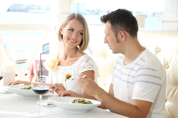 Güzel çift romantik akşam yemeği restoranda — Stok fotoğraf