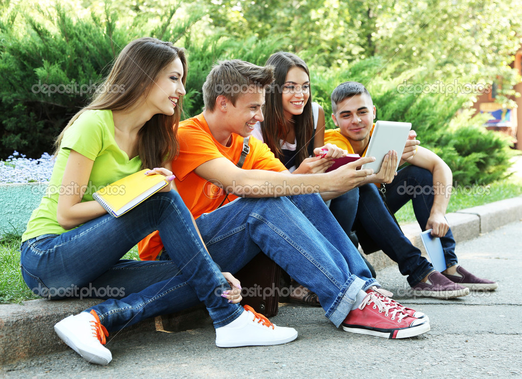 Мир подростка. Современная молодежь. Фото подростка. Жизнь подростка. Современная компания подростков.