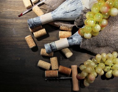 eski şişe şarap, üzüm ve ahşap zemin üzerinde mantarlar