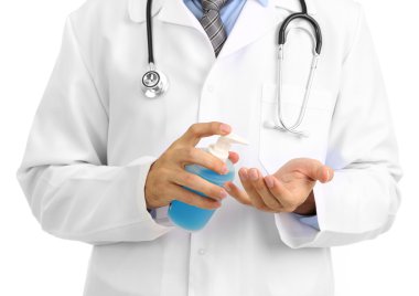 Doktor dezenfektan kullanıyor.