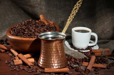 koyu arka plan üzerinde metal turk