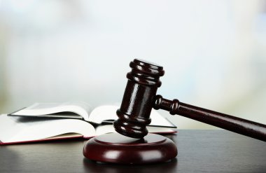 Tokmak ve açık renkli masada kitaplar