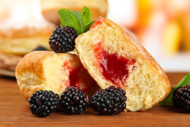 ahşap masa üzerinde meyveleri ile lezzetli börekler