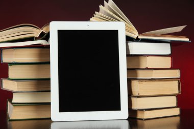 Tablet ve parlak zemin üzerine kitaplar