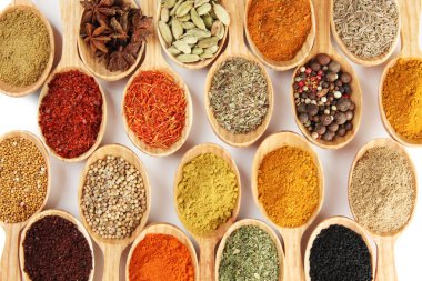 tahta kaşıklar, baharat çeşitleri