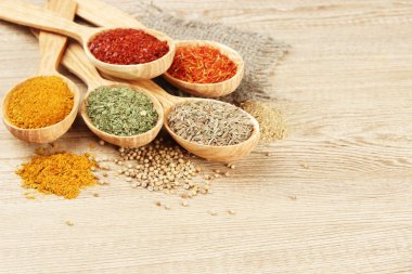 tahta kaşıklar ahşap zemin üzerine baharat çeşitleri