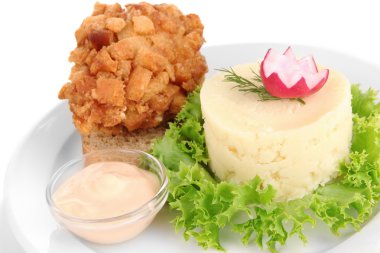 tavuk kiev üzerinde kruton üzerinde beyaz izole patates püresi ile